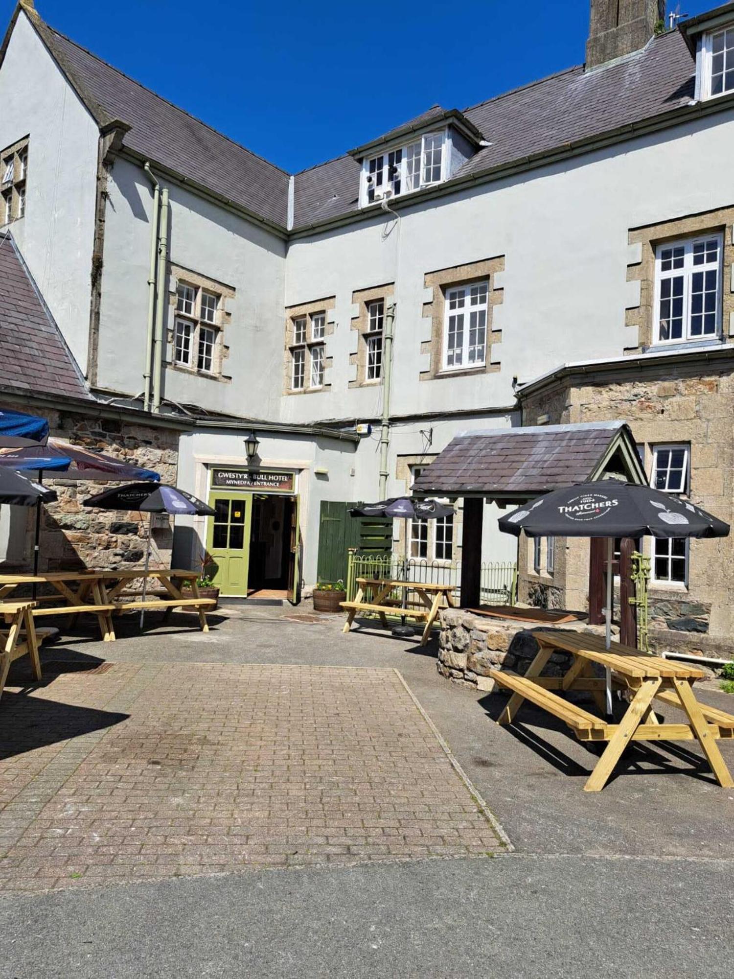 The Bull Hotel Llangefni Dış mekan fotoğraf